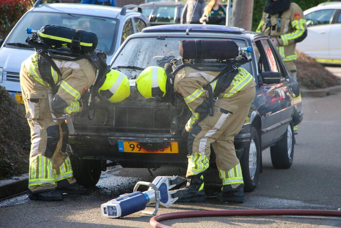 Oude auto fiks beschadigd na brand
