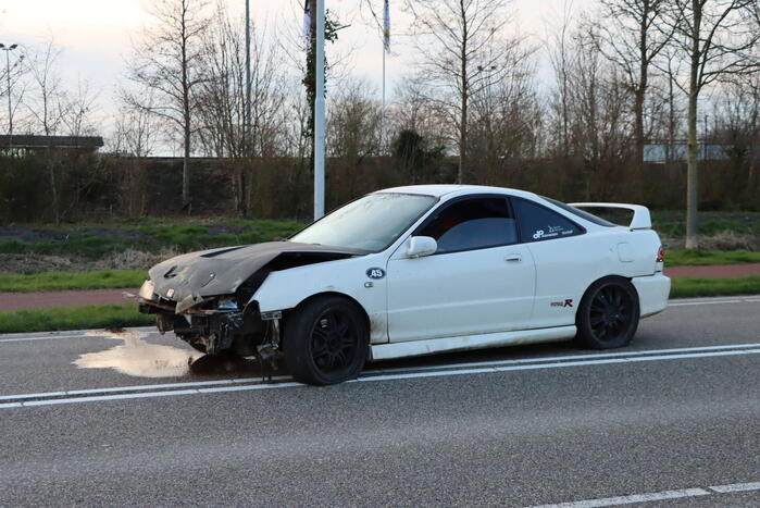 Automobilist schiet over rotonde en richt ravage aan