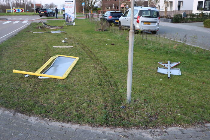 Automobilist schiet over rotonde en richt ravage aan