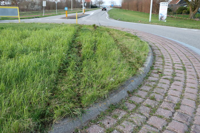 Automobilist schiet over rotonde en richt ravage aan