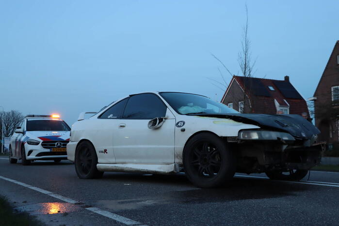 Automobilist schiet over rotonde en richt ravage aan