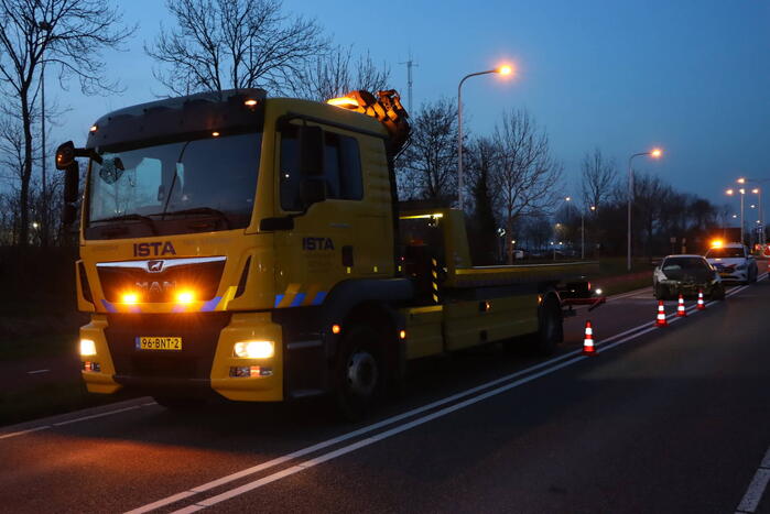 Automobilist schiet over rotonde en richt ravage aan