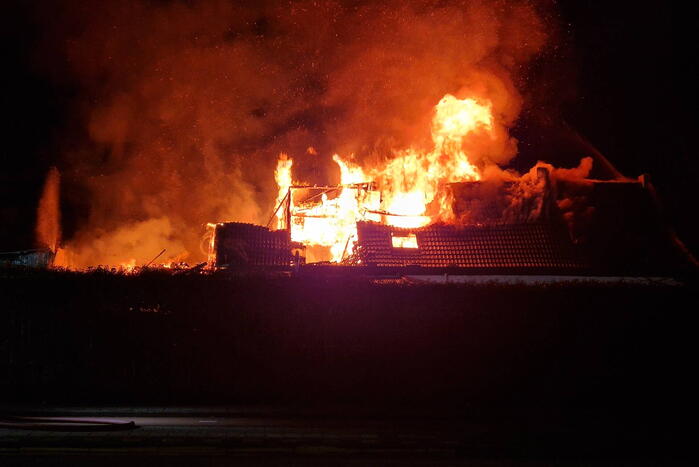 Zeer grote brand in leegstaande schuur