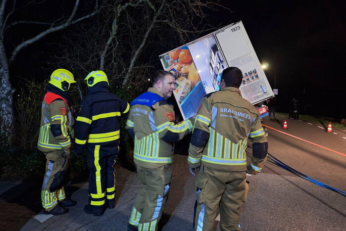 Albert Heijn bezorger rijdt van dijk af