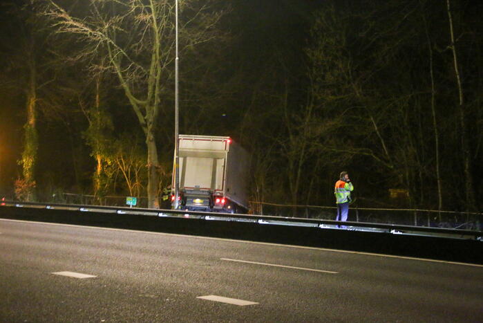 Vrachtwagen raakt van de weg