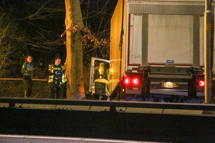 Vrachtwagen raakt van de weg