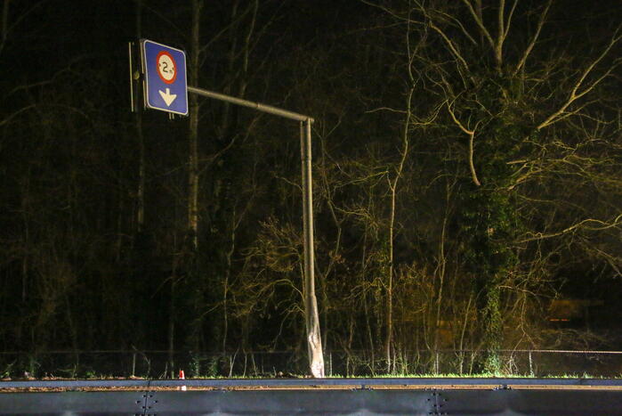 Vrachtwagen raakt van de weg