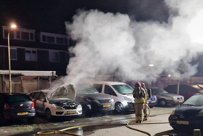 Twee auto's verwoest door brand