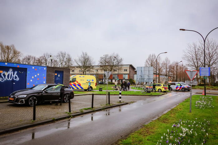 Traumahelikopter landt na ongeval met fietser