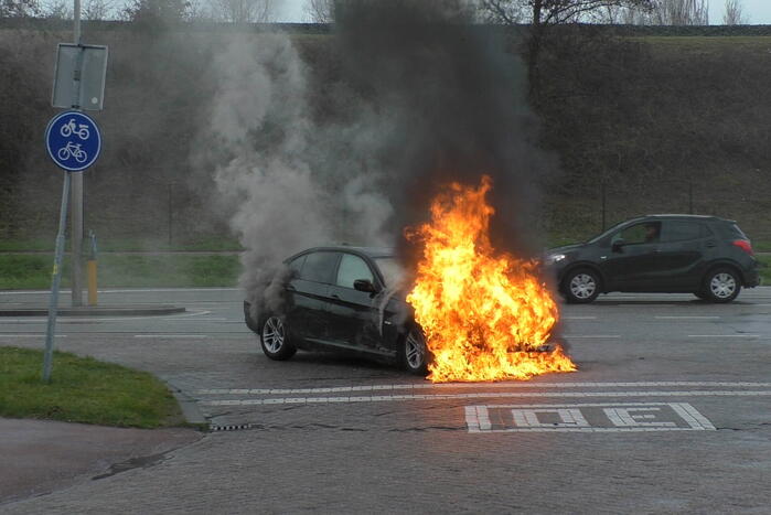 BMW gaat in vlammen op tijdens proefrit