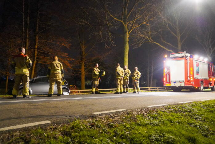 Auto belandt naast weg door kat