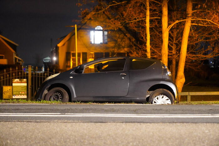 Auto belandt naast weg door kat