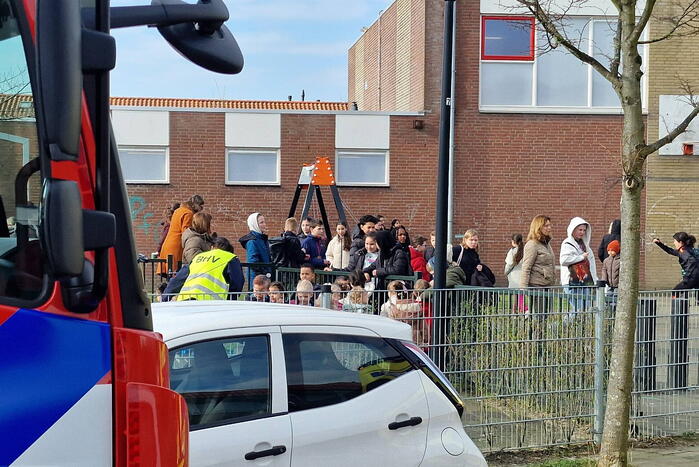 Basisschool ontruimd vanwege vreemde geur