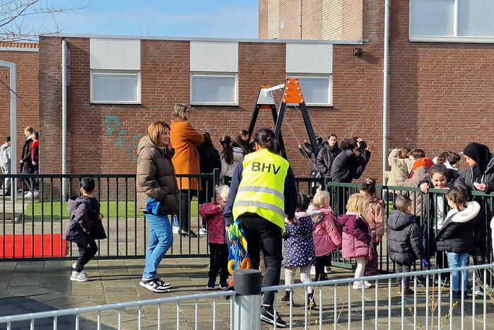 Basisschool ontruimd vanwege vreemde geur