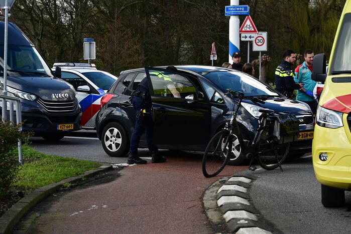 Fietsster gewond bij aanrijding op rotonde