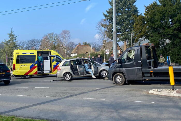 Fikse schade nadat automobilist op paal botst