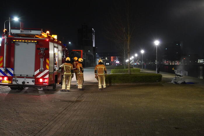 Winkelwagen met afval bij daklozenopvang in brand gestoken