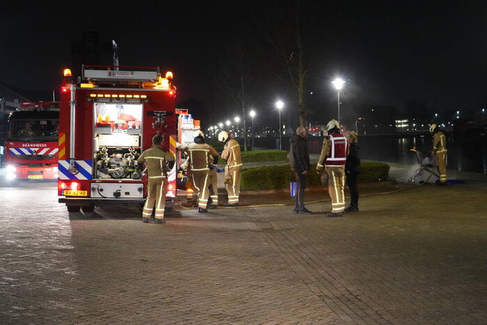 Winkelwagen met afval bij daklozenopvang in brand gestoken