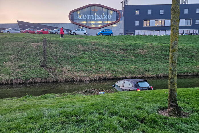Auto rijdt van de dijk en belandt in het water