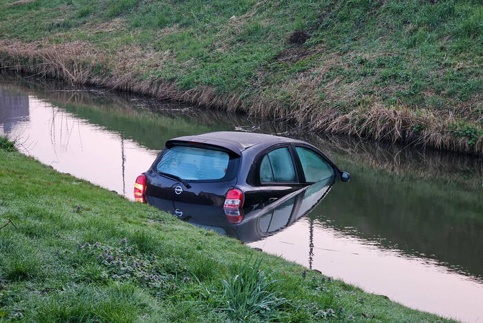 Auto rijdt van de dijk en belandt in het water