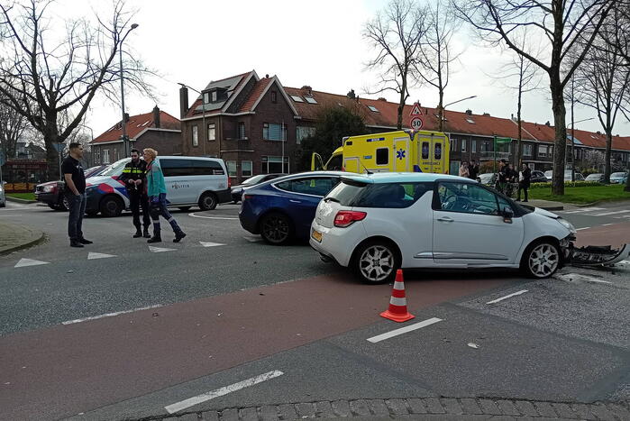 Personenauto's in botsing op kruising