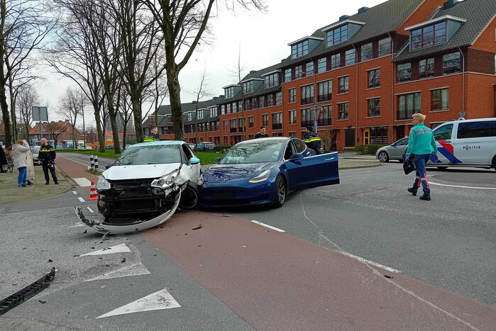 Personenauto's in botsing op kruising