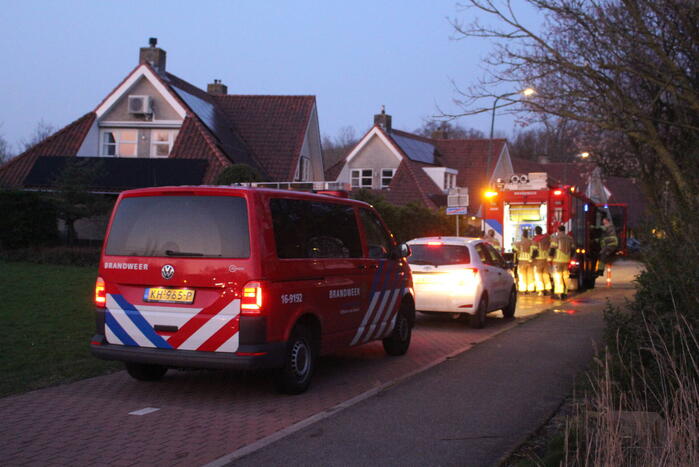 Brandweer doorzoekt sloot na aantreffen fiets langs waterkant