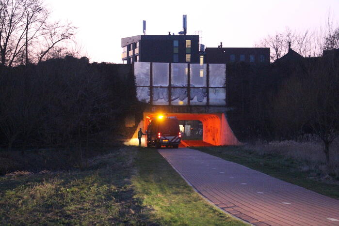 Brandweer doorzoekt sloot na aantreffen fiets langs waterkant