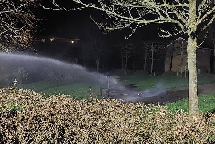 Brandweer blust brandende prullenbak