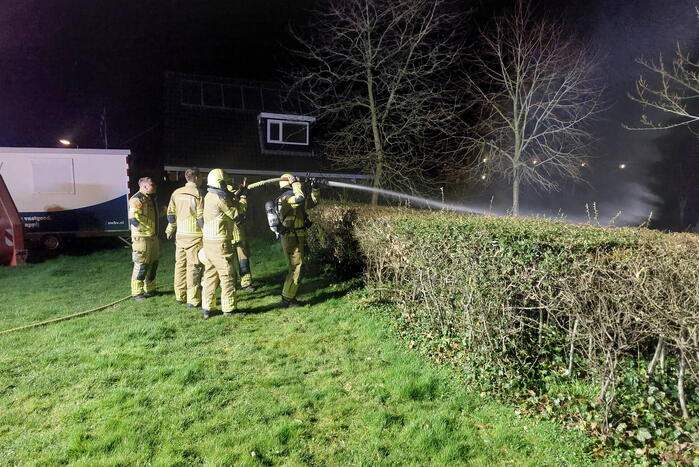 Brandweer blust brandende prullenbak