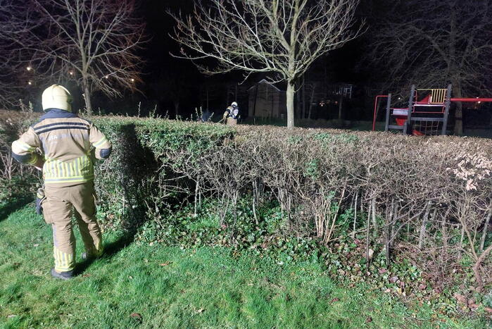 Brandweer blust brandende prullenbak