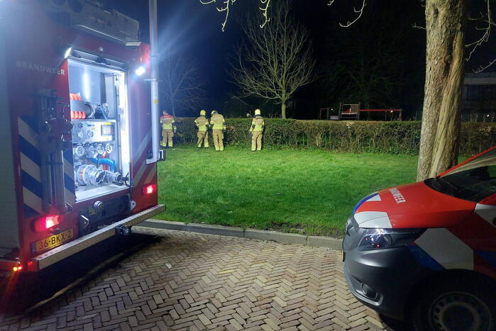 Brandweer blust brandende prullenbak