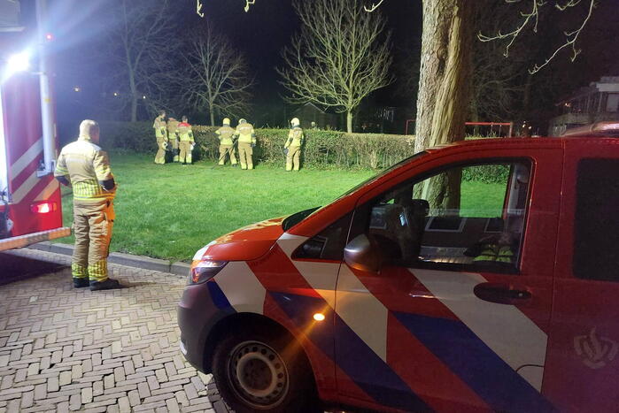 Brandweer blust brandende prullenbak