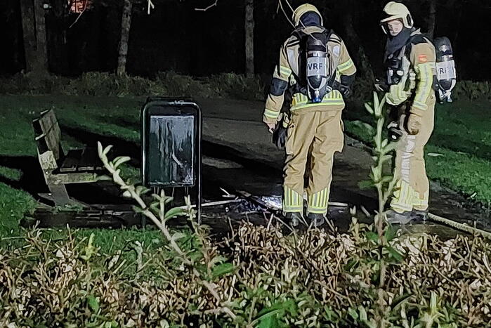 Brandweer blust brandende prullenbak