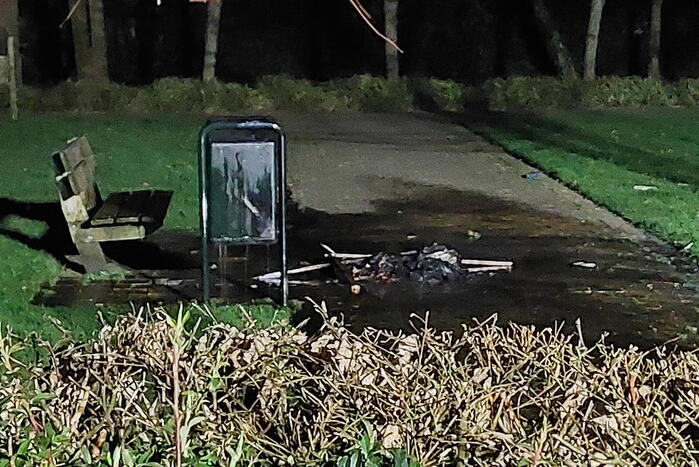 Brandweer blust brandende prullenbak