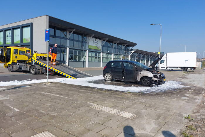 Geparkeerde auto vliegt in brand