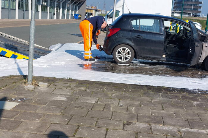 Geparkeerde auto vliegt in brand