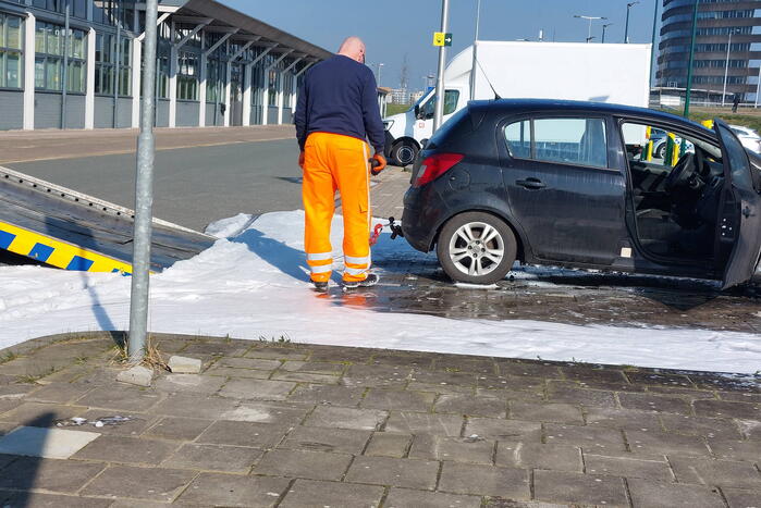 Geparkeerde auto vliegt in brand