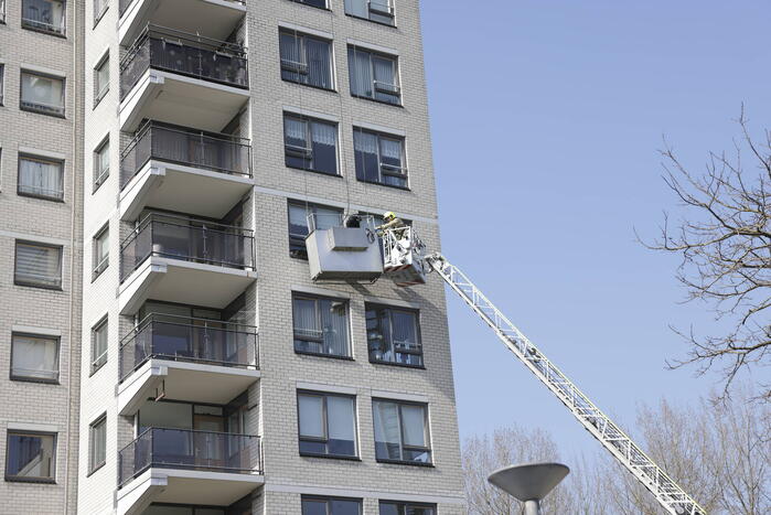 Brandweer haalt persoon uit vastzittende glazenwasserbak