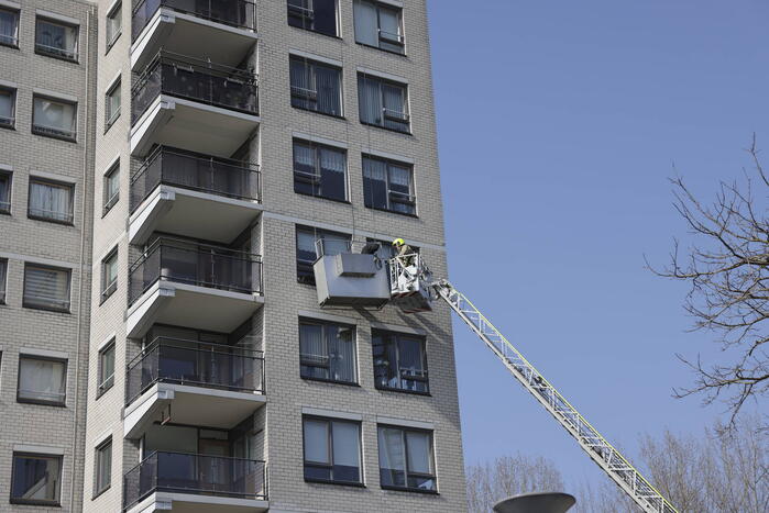 Brandweer haalt persoon uit vastzittende glazenwasserbak