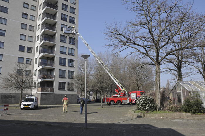Brandweer haalt persoon uit vastzittende glazenwasserbak