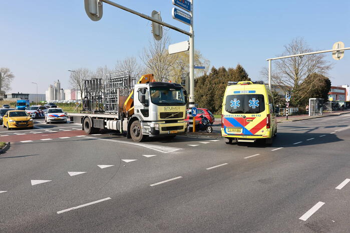 Scooterrijdster gewond bij botsing met vrachtwagen