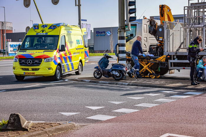 Scooterrijdster gewond bij botsing met vrachtwagen