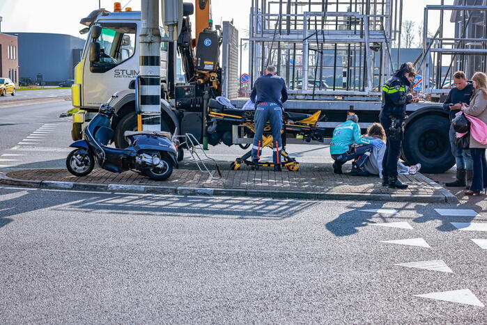 Scooterrijdster gewond bij botsing met vrachtwagen