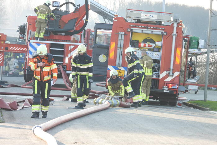Forse rookontwikkeling bij grote uitslaande brand in loods