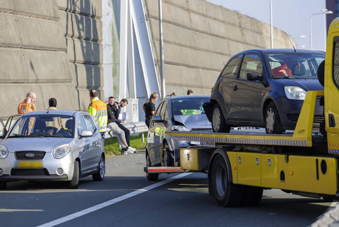 Ongeval op snelweg tussen meerdere voertuigen