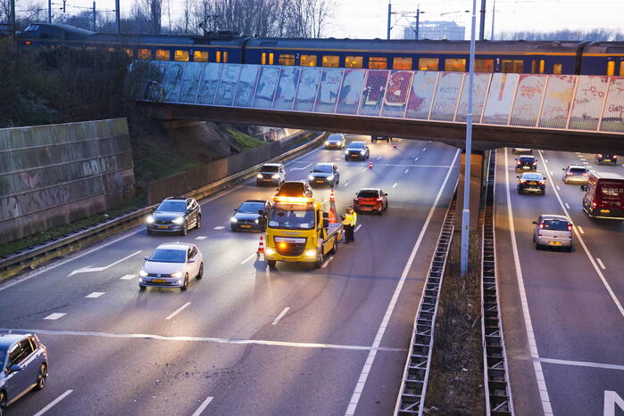Vrachtwagen botst achterop personenauto