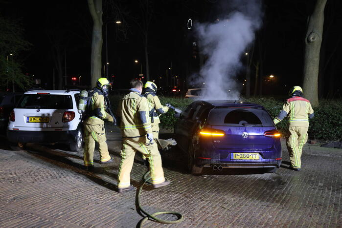 Geparkeerde auto grotendeels uitgebrand