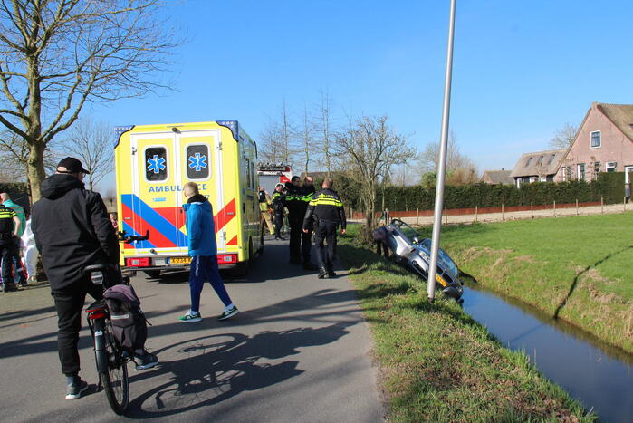 Personenauto raakt te water