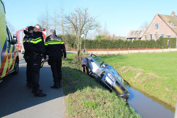 Personenauto raakt te water